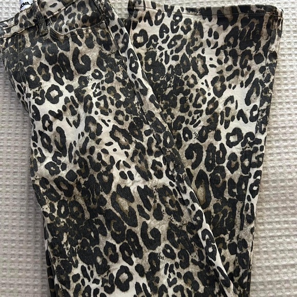 Fashion Nova Animal Print Trousers 
Size 5 - Picture 4 of 7